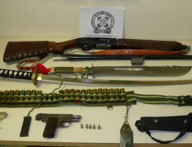 Ολόκληρο οπλοστάσιο είχε ο καταστηματάρχης που πυροβόλησε στον αέρα για να εκφοβίσει εφοριακό (φωτό)